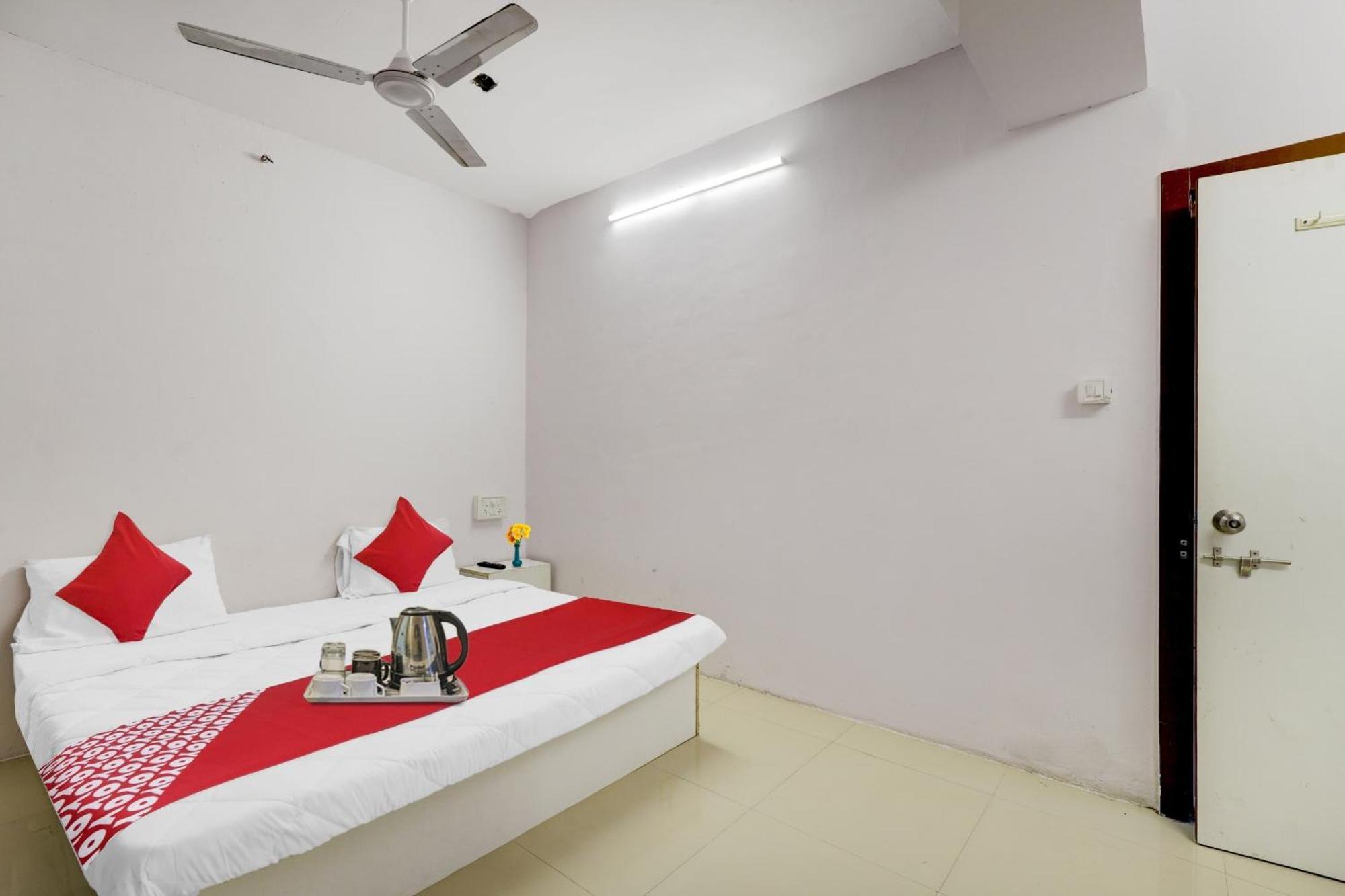 Hotel O Cozy Rooms Surat Exterior foto