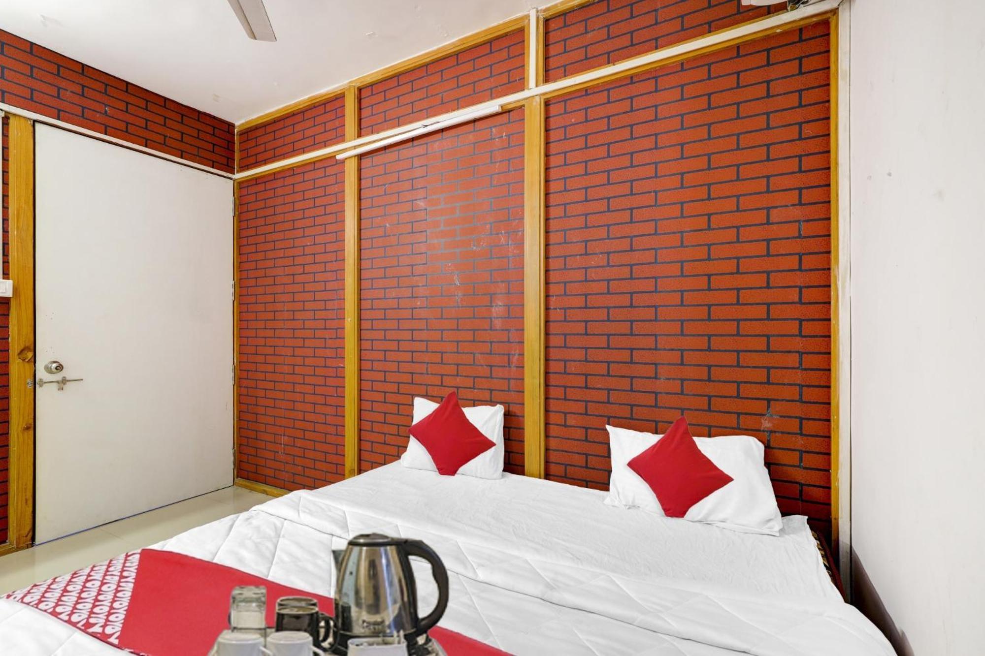 Hotel O Cozy Rooms Surat Exterior foto