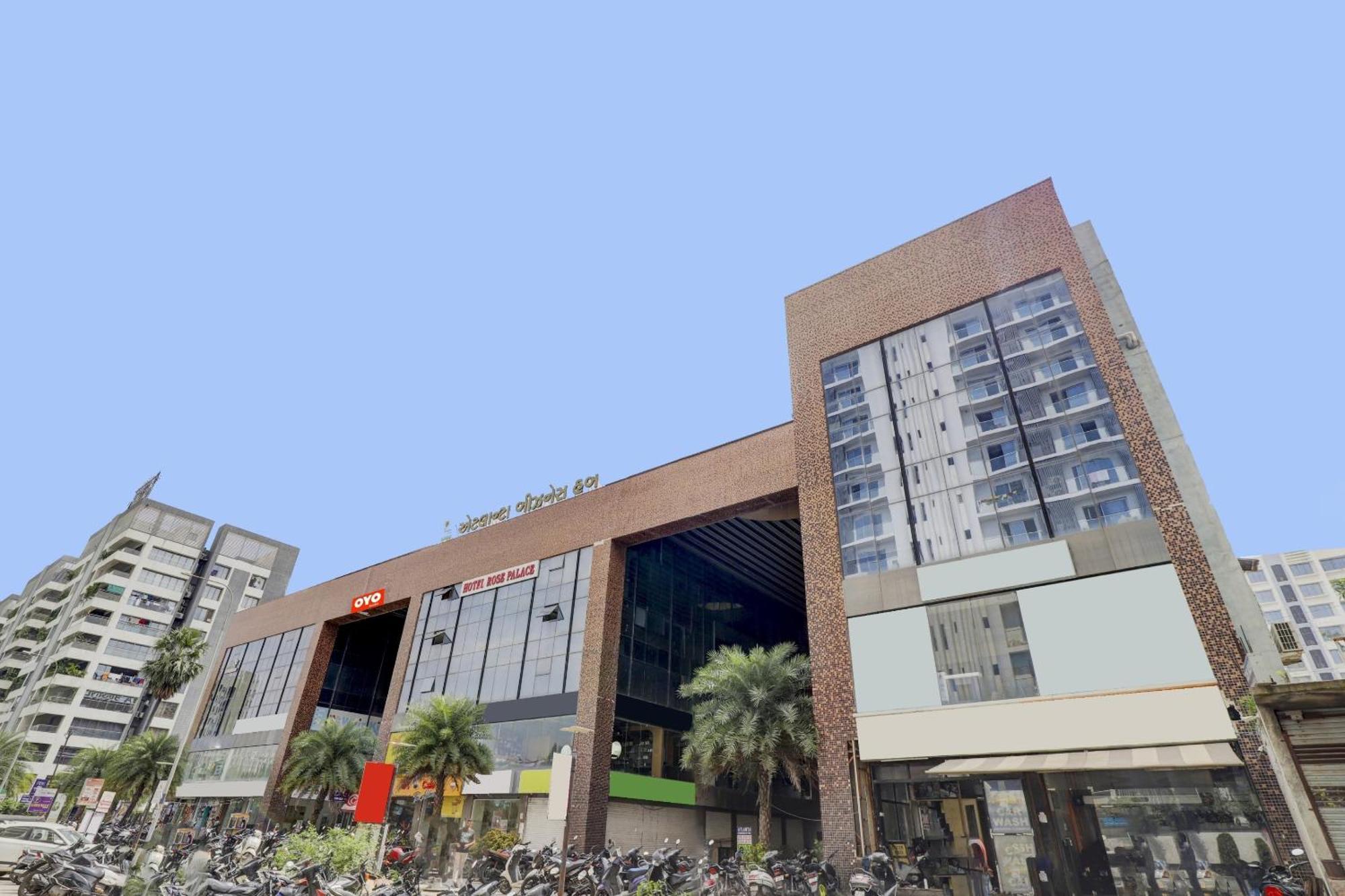 Hotel O Cozy Rooms Surat Exterior foto