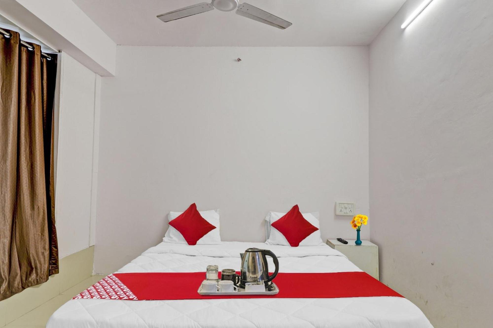 Hotel O Cozy Rooms Surat Exterior foto