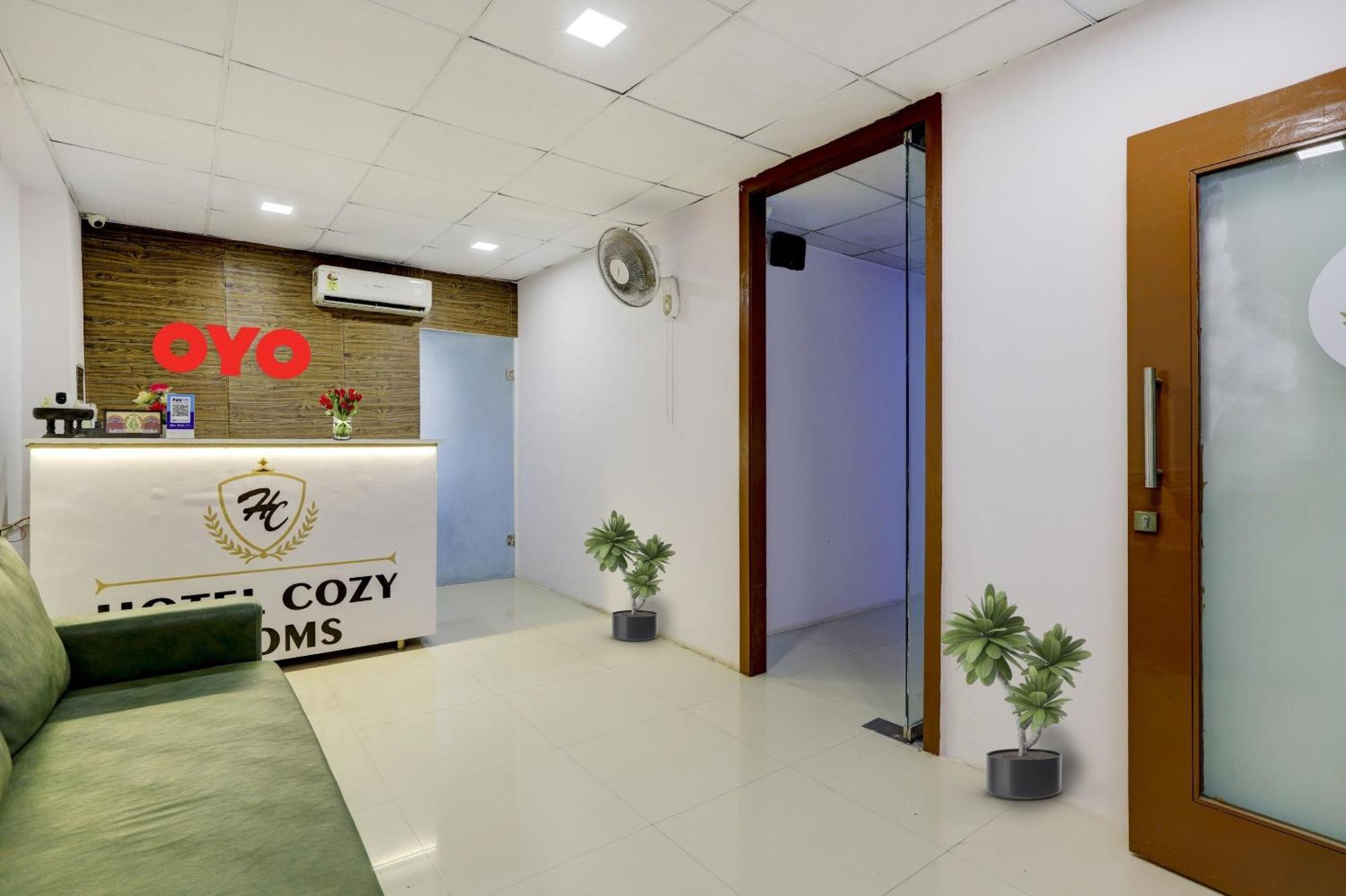 Hotel O Cozy Rooms Surat Exterior foto